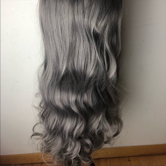 ✨Grey 28" LONG CURLY COSPLAY WIG 🔖NWT✨ - Picture 6 of 7